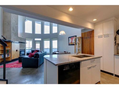 114-1800 26 Avenue Sw, Calgary, AB - Indoor Photo Showing Kitchen With Double Sink