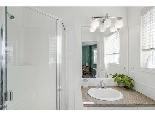 703-2001 Luxstone Boulevard Sw, Airdrie, AB - Indoor Photo Showing Bathroom