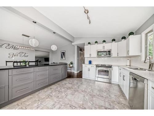 5519 Buckthorn Road Nw, Calgary, AB - Indoor Photo Showing Kitchen