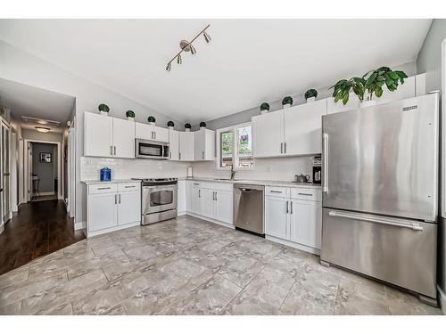 5519 Buckthorn Road Nw, Calgary, AB - Indoor Photo Showing Kitchen