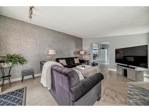 5519 Buckthorn Road Nw, Calgary, AB - Indoor Photo Showing Living Room