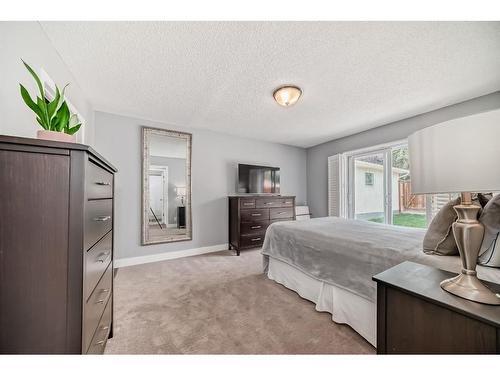 5519 Buckthorn Road Nw, Calgary, AB - Indoor Photo Showing Bedroom