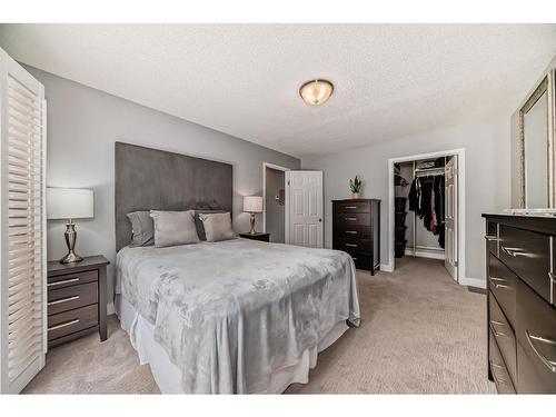 5519 Buckthorn Road Nw, Calgary, AB - Indoor Photo Showing Bedroom