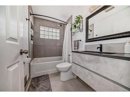 5519 Buckthorn Road Nw, Calgary, AB - Indoor Photo Showing Bathroom