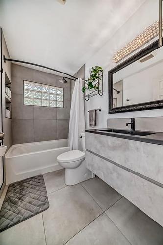 5519 Buckthorn Road Nw, Calgary, AB - Indoor Photo Showing Bathroom