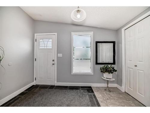 5519 Buckthorn Road Nw, Calgary, AB - Indoor Photo Showing Other Room