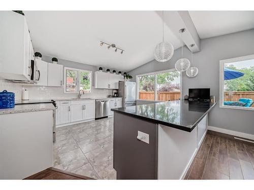 5519 Buckthorn Road Nw, Calgary, AB - Indoor Photo Showing Kitchen