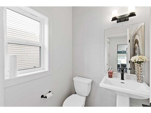 12 Belvedere Terrace Se, Calgary, AB - Indoor Photo Showing Bathroom