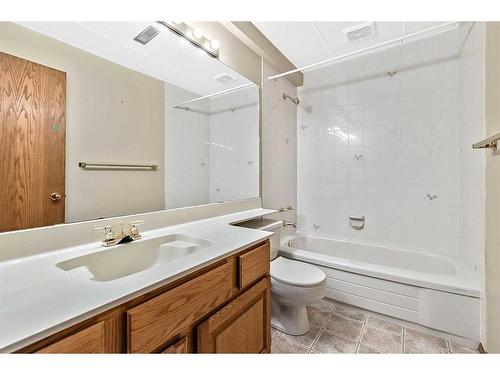 125 Shawnee Place Sw, Calgary, AB - Indoor Photo Showing Bathroom