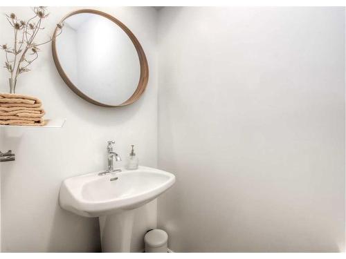 2012 43 Avenue Sw, Calgary, AB - Indoor Photo Showing Bathroom