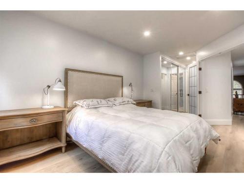 2012 43 Avenue Sw, Calgary, AB - Indoor Photo Showing Bedroom