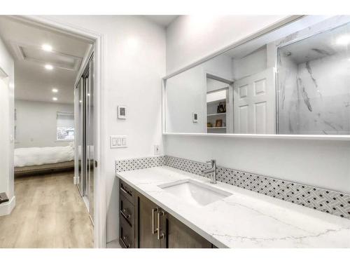 2012 43 Avenue Sw, Calgary, AB - Indoor Photo Showing Bathroom