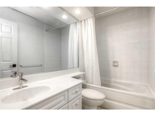 2012 43 Avenue Sw, Calgary, AB - Indoor Photo Showing Bathroom