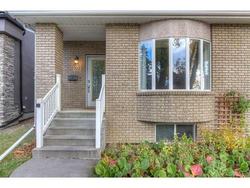 2012 43 Avenue Sw, Calgary, AB - Outdoor