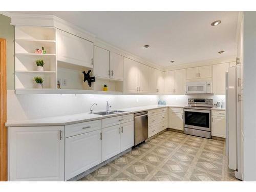 3935 Brooklyn Crescent Nw, Calgary, AB - Indoor Photo Showing Kitchen