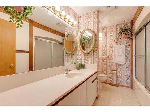 3935 Brooklyn Crescent Nw, Calgary, AB - Indoor Photo Showing Bathroom