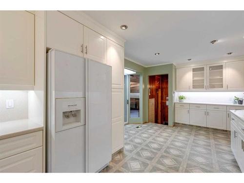 3935 Brooklyn Crescent Nw, Calgary, AB - Indoor Photo Showing Kitchen