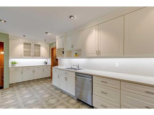 3935 Brooklyn Crescent Nw, Calgary, AB - Indoor Photo Showing Kitchen With Double Sink