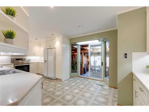 3935 Brooklyn Crescent Nw, Calgary, AB - Indoor Photo Showing Kitchen