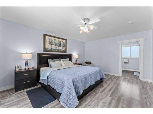 3108 39 Street Se, Calgary, AB - Indoor Photo Showing Bedroom