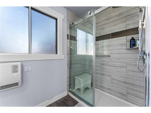 3108 39 Street Se, Calgary, AB - Indoor Photo Showing Bathroom