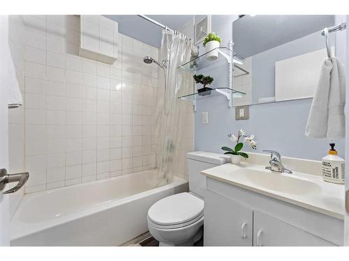 3108 39 Street Se, Calgary, AB - Indoor Photo Showing Bathroom