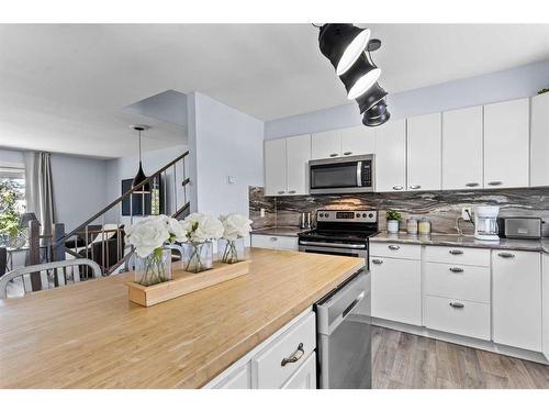 3108 39 Street Se, Calgary, AB - Indoor Photo Showing Kitchen