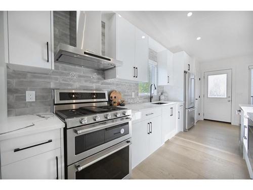 941 West Chestermere Drive, Chestermere, AB - Indoor Photo Showing Kitchen With Upgraded Kitchen