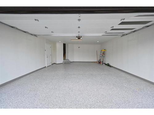 941 West Chestermere Drive, Chestermere, AB - Indoor Photo Showing Garage