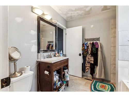 395 Millrise Drive Sw, Calgary, AB - Indoor Photo Showing Bathroom