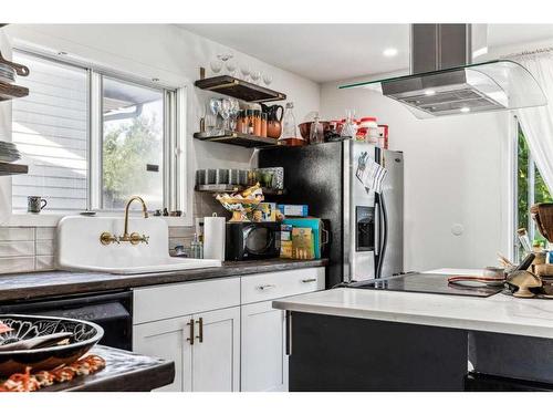 395 Millrise Drive Sw, Calgary, AB - Indoor Photo Showing Kitchen