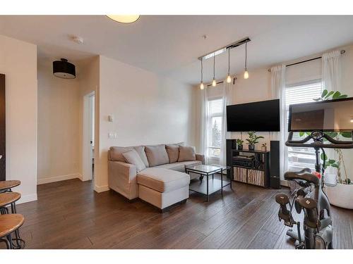 302-2702 17 Avenue Sw, Calgary, AB - Indoor Photo Showing Living Room