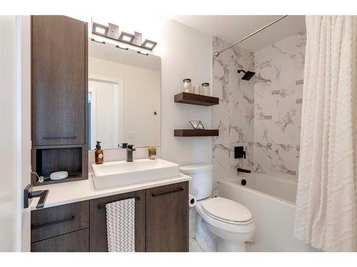 302-2702 17 Avenue Sw, Calgary, AB - Indoor Photo Showing Bathroom