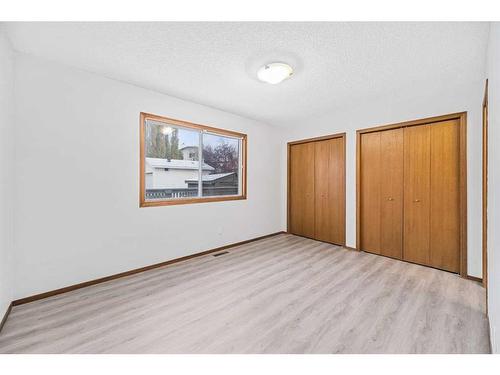 211 Sandstone Drive Nw, Calgary, AB - Indoor Photo Showing Other Room