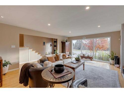 219 Wildwood Drive Sw, Calgary, AB - Indoor Photo Showing Living Room