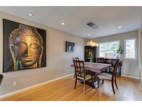 219 Wildwood Drive Sw, Calgary, AB - Indoor Photo Showing Dining Room