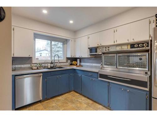 219 Wildwood Drive Sw, Calgary, AB - Indoor Photo Showing Kitchen With Double Sink