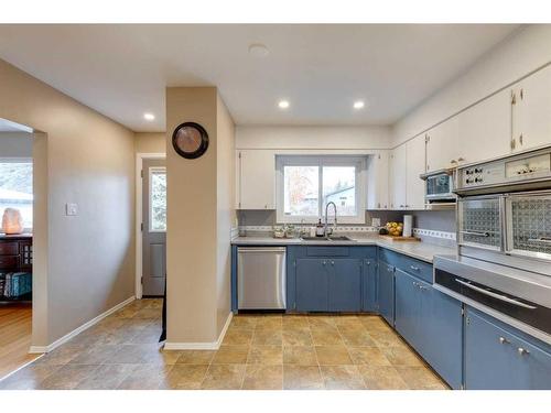 219 Wildwood Drive Sw, Calgary, AB - Indoor Photo Showing Kitchen