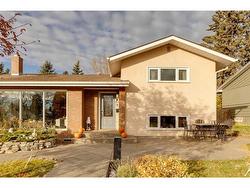 219 Wildwood Drive SW Calgary, AB T3C 3E2