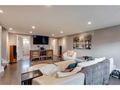 219 Wildwood Drive Sw, Calgary, AB - Indoor Photo Showing Living Room