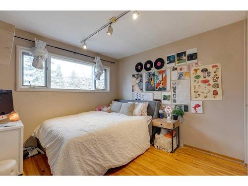 219 Wildwood Drive Sw, Calgary, AB - Indoor Photo Showing Bedroom