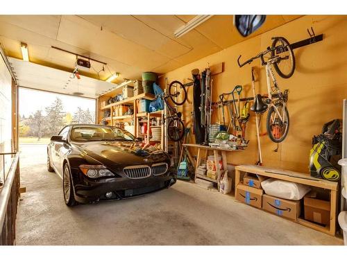 219 Wildwood Drive Sw, Calgary, AB - Indoor Photo Showing Garage