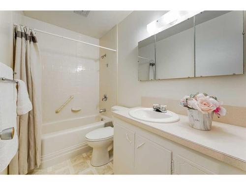 16 Capri Avenue Nw, Calgary, AB - Indoor Photo Showing Bathroom