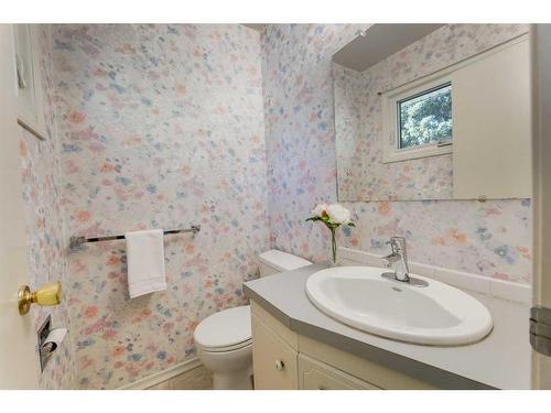 16 Capri Avenue Nw, Calgary, AB - Indoor Photo Showing Bathroom