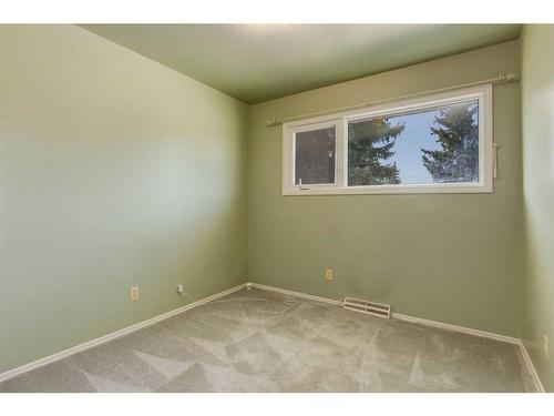 16 Capri Avenue Nw, Calgary, AB - Indoor Photo Showing Other Room