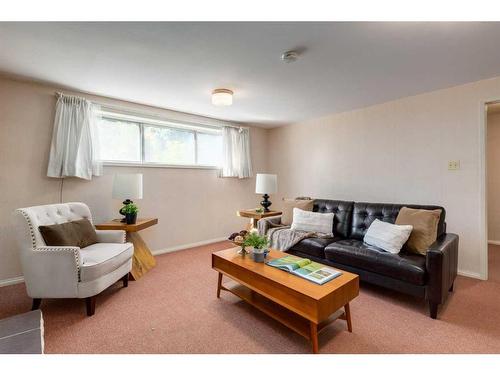 16 Capri Avenue Nw, Calgary, AB - Indoor Photo Showing Living Room