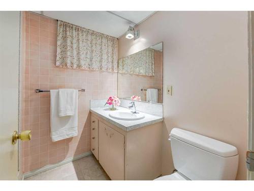 16 Capri Avenue Nw, Calgary, AB - Indoor Photo Showing Bathroom