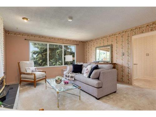 16 Capri Avenue Nw, Calgary, AB - Indoor Photo Showing Living Room