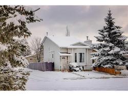 20 Cedardale Mews SW Calgary, AB T2W 5G4