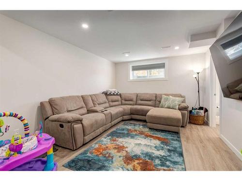 1233 New Brighton Drive Se, Calgary, AB - Indoor Photo Showing Living Room